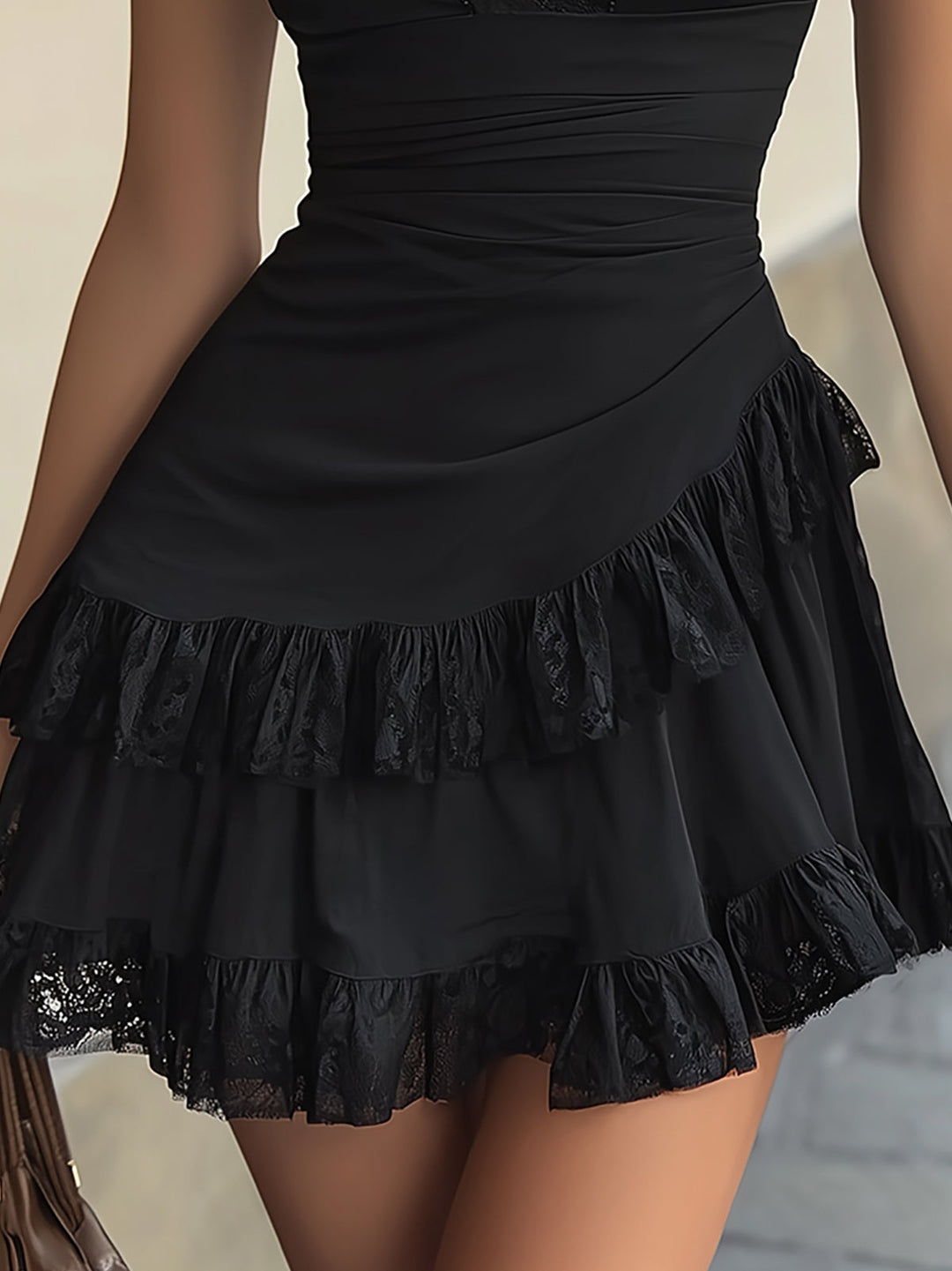 Estelle | Mini Robe en Dentelle Noire avec Volants et Décolleté en V