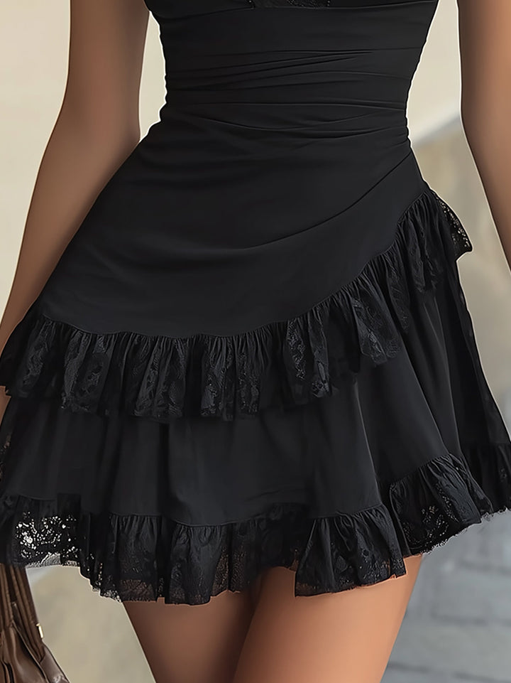 Estelle | Mini Robe en Dentelle Noire avec Volants et Décolleté en V
