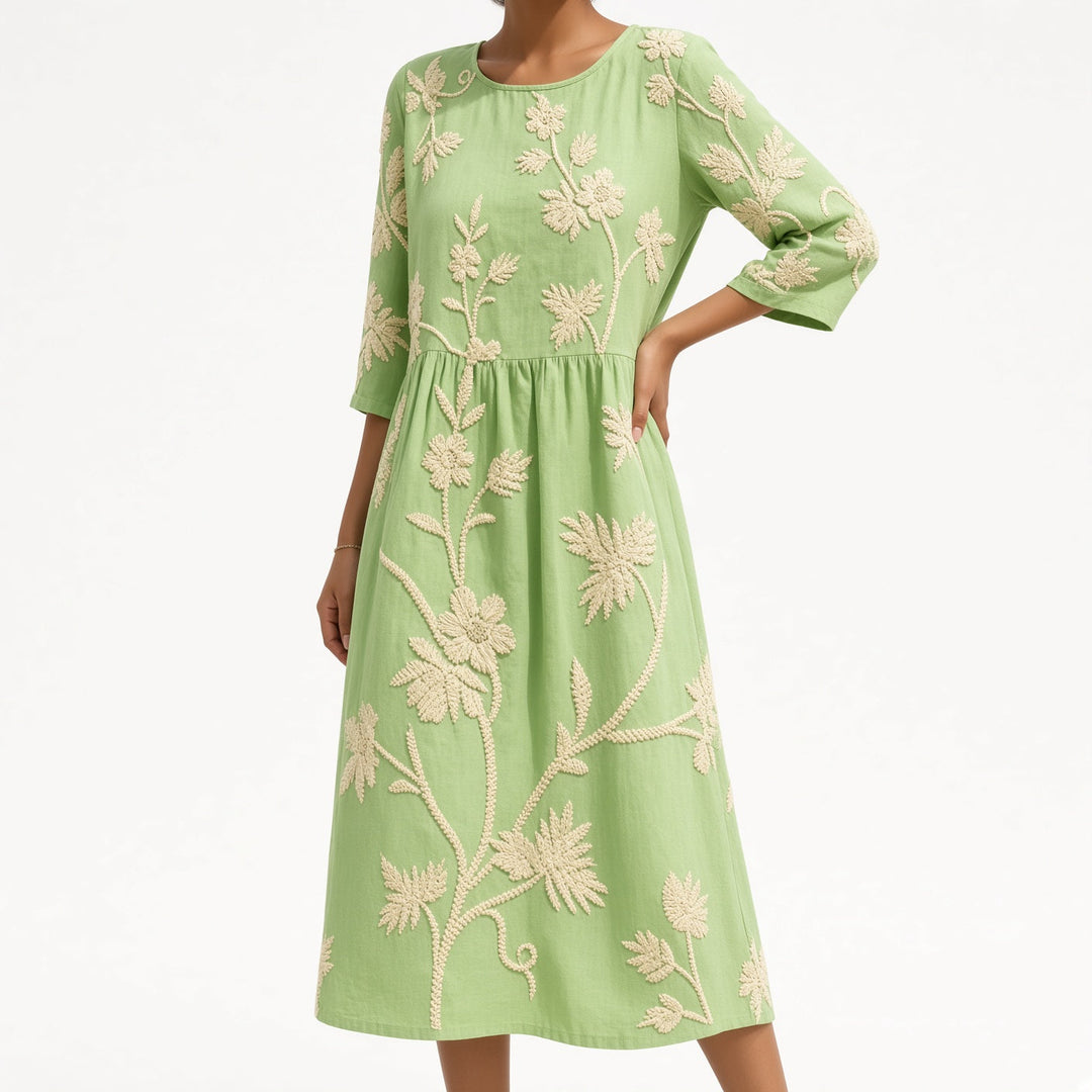 Éloravie™ — Robe fluide brodée pour un charme estival