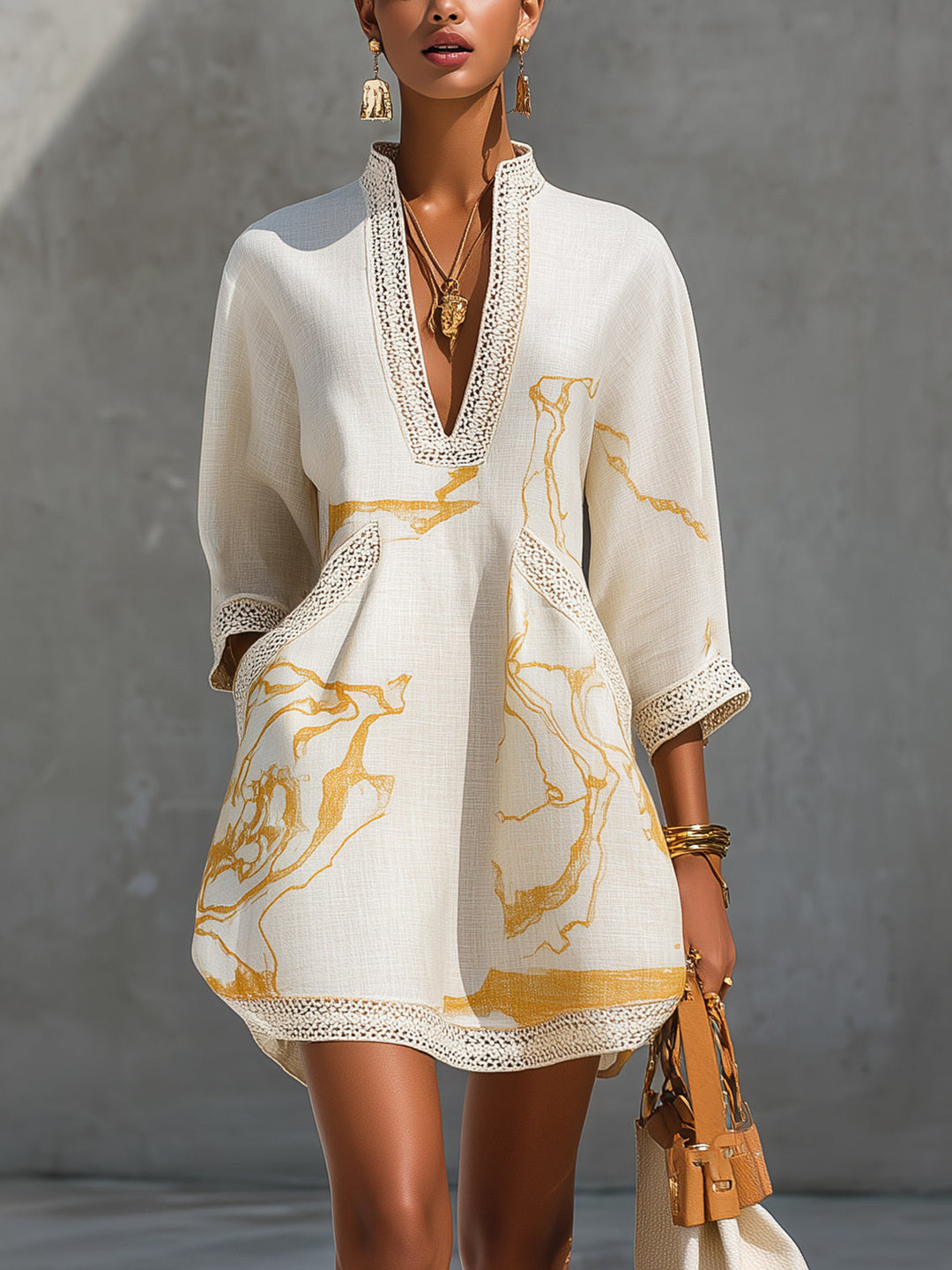 Aliénor | Mini Robe en Dentelle Ivoire avec Motifs Dorés et Décolleté en V