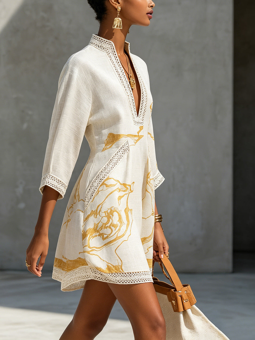 Aliénor | Mini Robe en Dentelle Ivoire avec Motifs Dorés et Décolleté en V