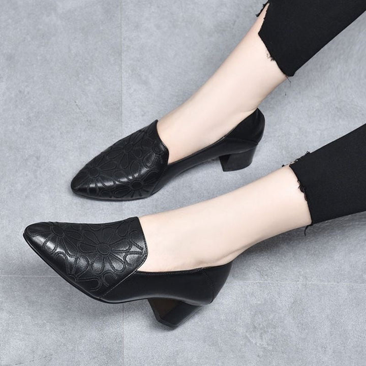 Oléane™ – Élégantes Pumas Brodées pour Femme